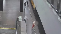VIDEO: Muž strčil svou známou pod metro. Žena zázrakem přežila