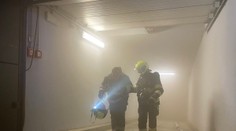 Desítky lidí musely utéct kvůli požáru garáží pod hotelem v Praze