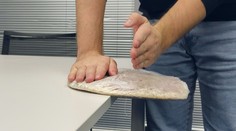 Jak naporcovat pizzu bez použití nože? Postačí vám ruce a přesná muška