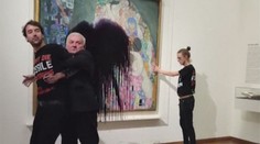 Aktivisté zaútočili na vzácný obraz! Přilepili se k němu a polili ho tekutinou