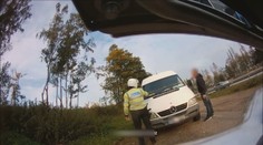 Nová výzbroj policistů? Na dálnici loví s obyčejným metrem v ruce!