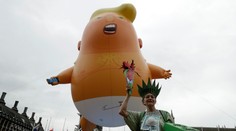 Trump v Londýně chválil Mayovou, Britové proti němu protestovali