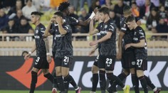 Leverkusen postoupil v Evropské lize až po penaltách. Barcelona vypadla s United
