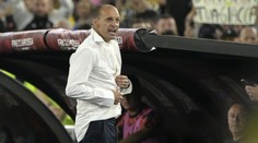 Trenér Juventusu má rekordní trofej, při zápase ukázal divoký striptýz
