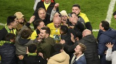 Desetitisíce fanoušků Nantes vběhly po postupu na hřiště. Objímaly také hráče