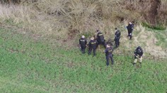 Vrtulník a zásahovka: Takto policie zadržela podezřelého z vražd ve Svitávce