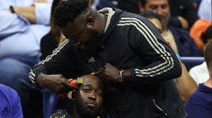 Bizarní podívaná na US Open. Fanoušek si během zápasu nechal oholit hlavu
