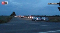 Technaři obsadili cizí dům a pole. Nelegální party rozehnala policie