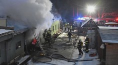 Při požáru pily na Sokolovsku zasahovaly desítky hasičů, dva z nich se zranili