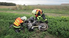 Motorkáře (81) na hondě smetlo auto ze silnice! Bojuje o život