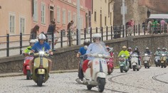 Prahou projely stovky skútrů Vespa. Na spanilou jízdu dorazili majitelé z pěti zemí