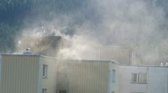 Požár panelového domu v Tanvaldu: Hasiči evakuovali 45 lidí