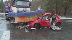 Sypač zdemoloval auto se seniorem. Řidiči hrozí šest let za mřížemi
