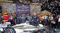 Slaví obhájce titulu Newgarden, dva piloti srazili vlastní mechaniky