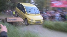 V Jihlavě proběhl extrémní závod, auta se musela vypořádat i s obří bažinou