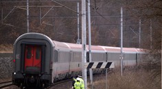 Muže vláčel několik metrů vlak, zázrakem přežil