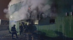 Velký požár stavebních buněk v Praze. Hasiči odhadují milionové škody
