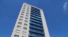 Muž (26) vyskočil z okna, dopadl na hlavu osmnáctiletého chlapce