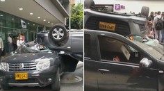 Auto letělo vzduchem a zdemolovalo vůz na ulici. Řidič jen zázrakem unikl