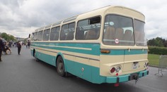 Prahou se proháněly historické autobusy. Lidé se mohli projet vyřazenými modely