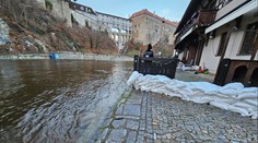 Hladiny rozvodněných řek neklesají. Třetí povodňový stupeň hlásí Vltava i Labe