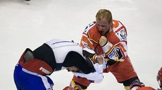 Nechutné hokejové představení: agrese, nenávist a létající skleněné láhve