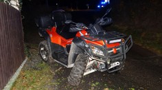 Muž se přizabil na čtyřkolce, když bez helmy narazil do domu