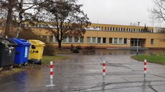 Rodiče postižených v Uherském Brodě zuří. Sloupky často brání příjezdu ke škole