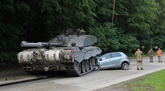 Kuriózní nehoda: Žena se učila řídit a vjela s autem pod tank