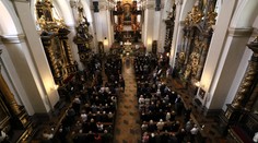 Loučení s Medou Mládkovou. Pospíšil se neubránil slzám, Holubová děkovala