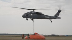 Hasiči předvedli půjčený vrtulník Black Hawk. Česko uvažuje o jeho koupi