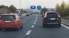 Neuvěřitelné! Řidička držela dítě za nohy, během jízdy jí viselo z okna