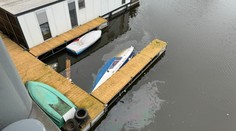 Na Vltavě se potopila loď. Unikal z ní olej, hasiči ji museli vytáhnout jeřábem