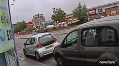 VIDEO: Ženu srazila motorka. Když ležela na zemi, ještě ji okradli
