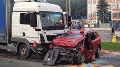 Tragédie na Zlínsku: Řidič osobáku čelně narazil do kamionu, na místě zemřel