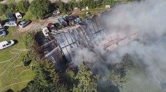 Na Náchodsku shořel rodinný dům. S ohněm zápasilo dvanáct jednotek hasičů