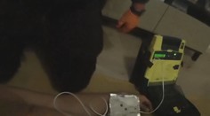 VIDEO: Muž ležel doma bez známek života, zachránili ho až policisté