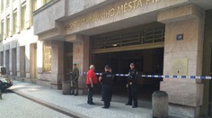 Muž (41) hrozil bombami po celé ČR! Zatkli ho v Hradci Králové