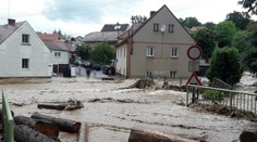 Stovky výjezdů a zablokovaná doprava. Česko zasáhly silné povodně, hrozí další