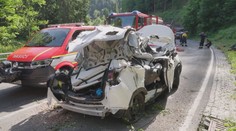 Na auto u Trutnova spadl strom. Zemřely dvě ženy a dítě, řidič je v nemocnici