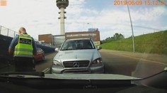 Strážníci zastavili mladíka (17) v autě, rychle se prohodil s otcem