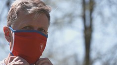 Trička z Eura se změnila v roušky. Pěkný dárek, budu ji nosit, říká Dobiáš