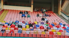 Na fotbal v Bělorusku lidé nechtějí chodit, na protest používají cizí dresy