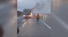 Hororová nehoda autobusu u Vídně: Z motoru šlehaly plameny a řidič to neřešil