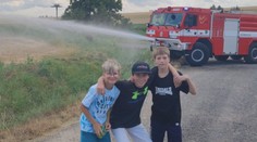 Malí hrdinové z Chrudimska! Kluci si všimli požáru na poli a začali sami hasit