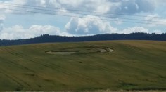 FOTO: Kruh v obilí u Rokycan. Kde se tam vzal?