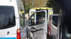 Na ulici našli zakrváceného muže. Měl ho napadnout útočník s nožem, je ve vazbě
