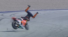 Vietti po děsivém pádu odkulhal, Acosta se vyboural v rychlosti 300 km/h