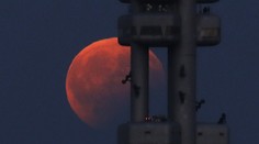 Část Měsíce zmizela v zemském stínu. Objevil se Jupiter i Saturn