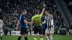 Je těžké hrát proti dvanácti. Hvězda Juventusu se opřela do rozhodčího